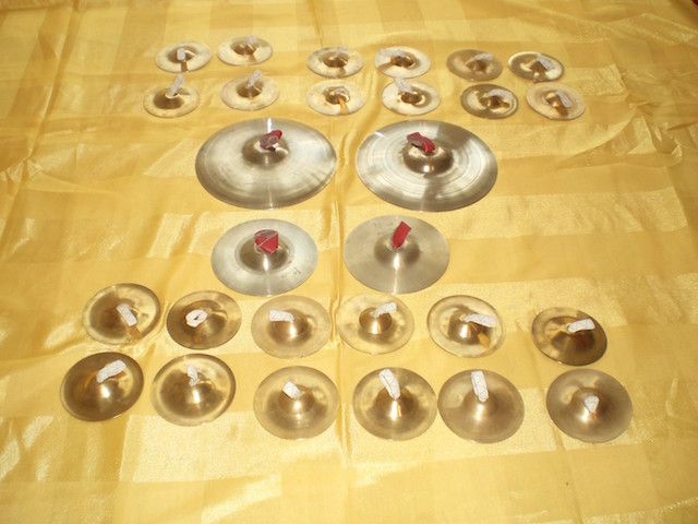 Becken und Fingercymbeln